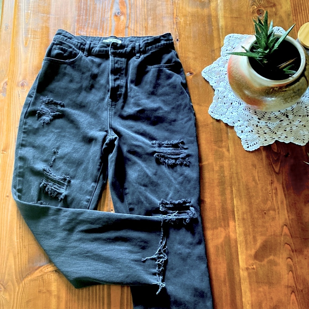 Black Distressed Pacsun Highwaisted mom jeans!